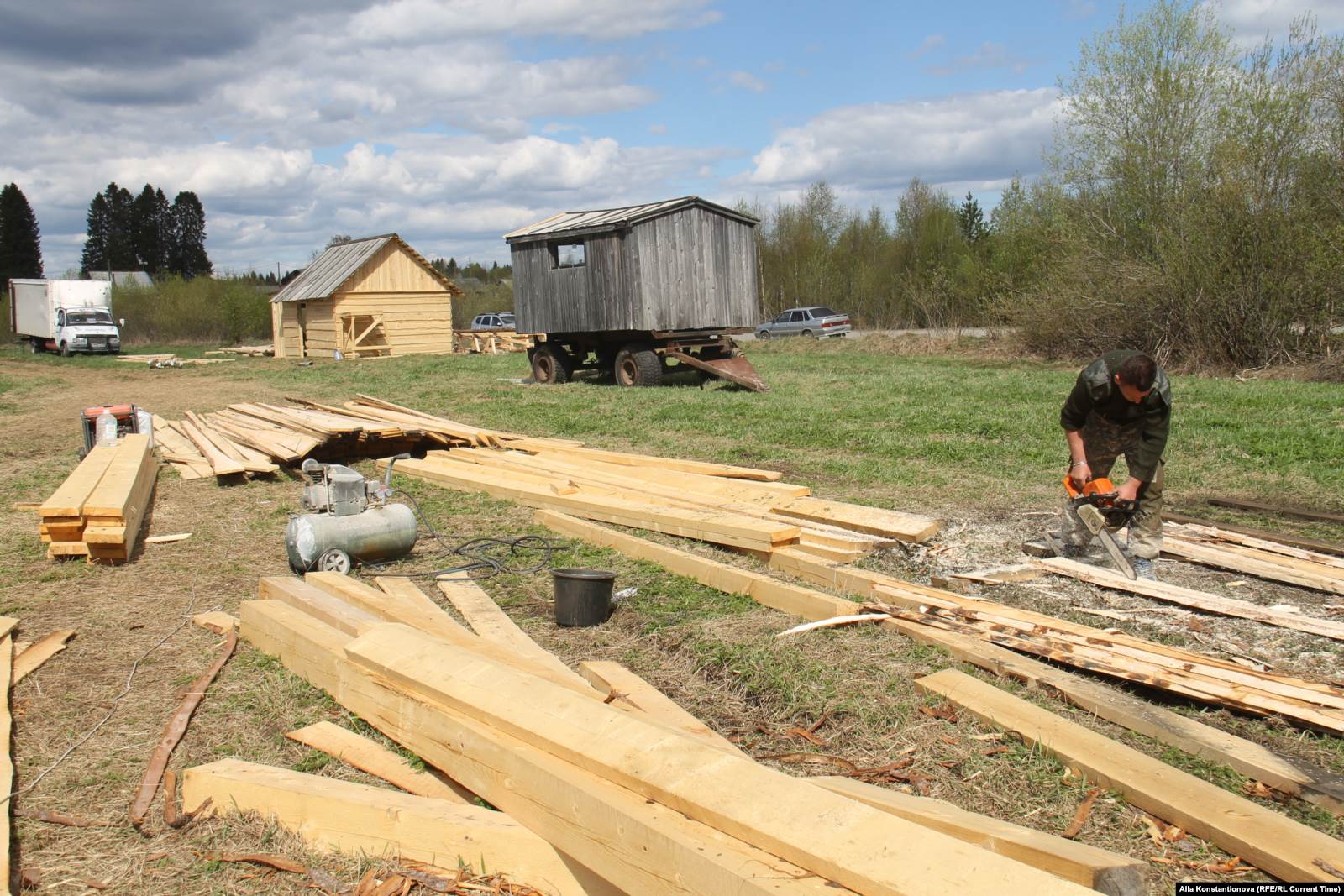 Строительство декораций вблизи Кинермы. Фото: Алла Константинова