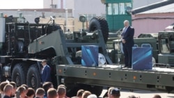 Лукашенко во время выступления на Минском заводе колесных тягачей, когда рабочие кричали ему: "Уходи!", 17 августа