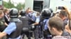 В Украине шестерых полицейских пришлось спасать от самосуда: люди уверены, что те убили задержанного