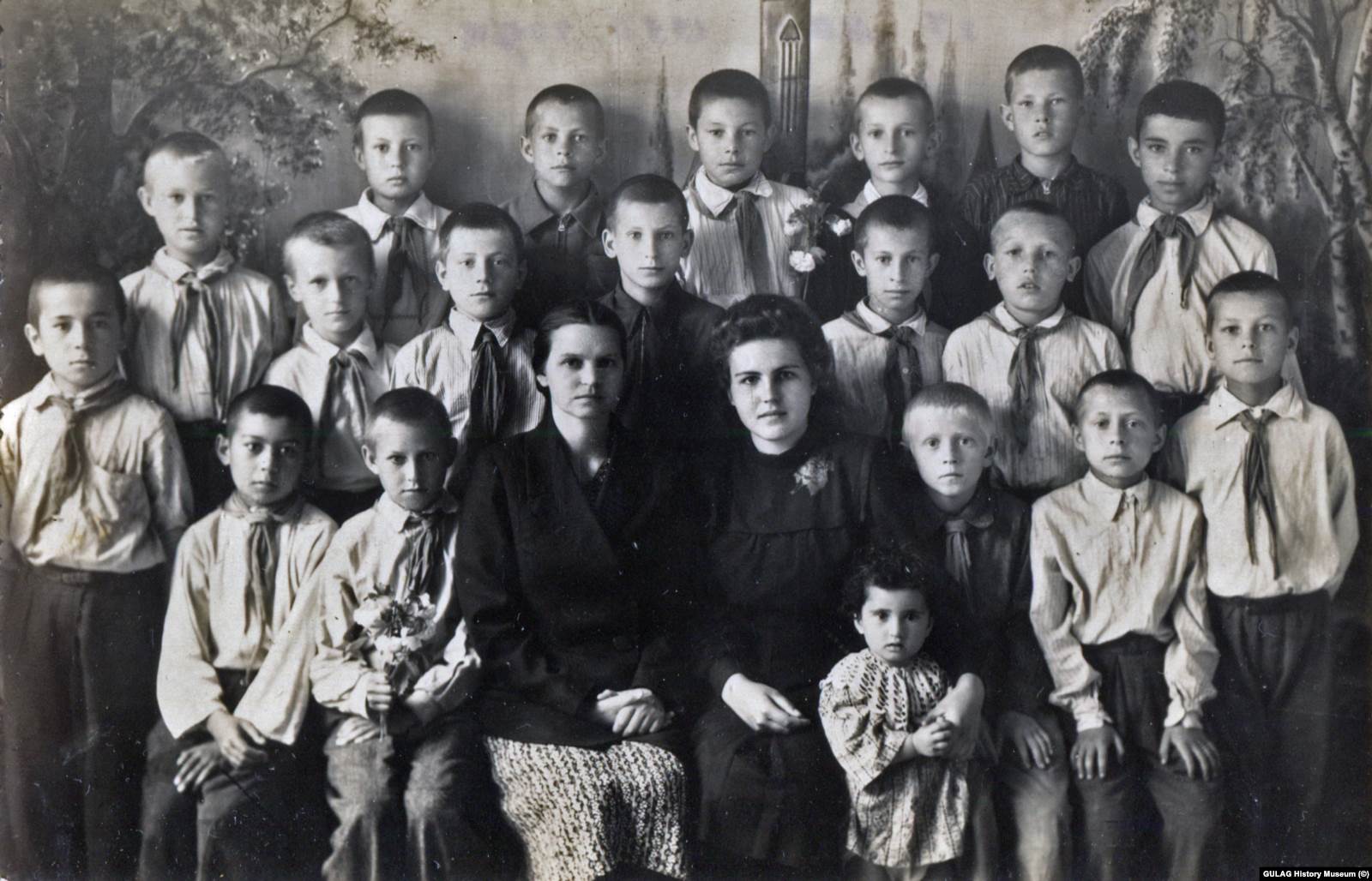 3"Б" класс. Яков Медов в верхнем ряду справа. Джамбул, 17 мая 1950 года