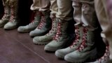 Обувь курсантов российского патриотического молодежного движения "Юнармия", которые принимают участие в церемонии награждения 7-летнего школьника за рисунки, послания и подарки, которые он отправил российским солдатам, воюющти в Украине, фото AFP^, 24 января 2025 года