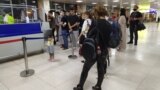 Пассажиры из Таджикистана в аэропорту Бишкека в ночь на 26 мая