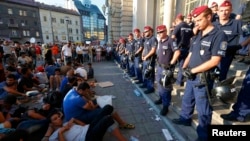 Полиция заблокировала для мигрантов вход на центральный вокзал Будапешта, 1 сентября 2015