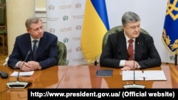 Яков Смолий с бывшим президентом Украины Петром Порошенко 