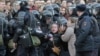 Активист SERB, вероятно обливший Навального зеленкой, дал показания против задержанного на митинге 26 марта 