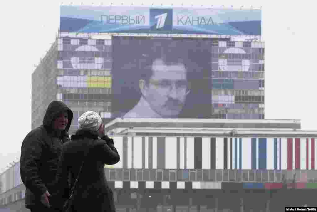 Портрет Владислава Листьева, вывешенный на здании телецентра &quot;Останкино&quot; в Москве в 20-ю годовщину его гибели 1 марта 2015 года. Фото: ТАСС