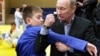 "Радикальное изменение позиций молодежи". Социолог Алексей Левинсон о снижении одобрения Путина 