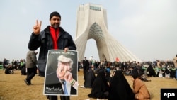 В Иране тысячи людей с транспарантами и портретами аятоллы Хомейни вышли 10 февраля к башне Азади