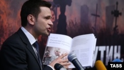 Илья Яшин презентует доклад "Путин. Война" в мае 2015 года 