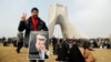 В Иране тысячи людей с транспарантами и портретами аятоллы Хомейни вышли 10 февраля к башне Азади