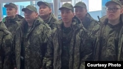 Никита Васильев (крайний справа) и другие солдаты срочной службы из Якутии