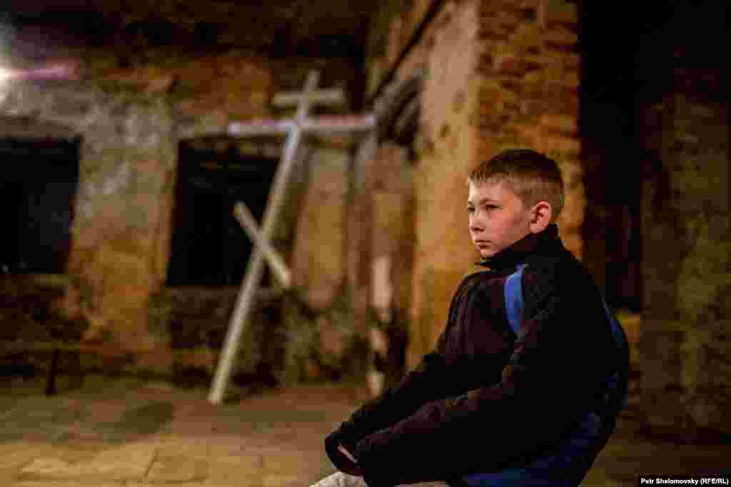 Мальчик на Пасхальной службе в разрушенном храме в Петровском районе Донецка&nbsp;