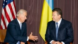 Байден с Виктором Януковичем в 2009 году