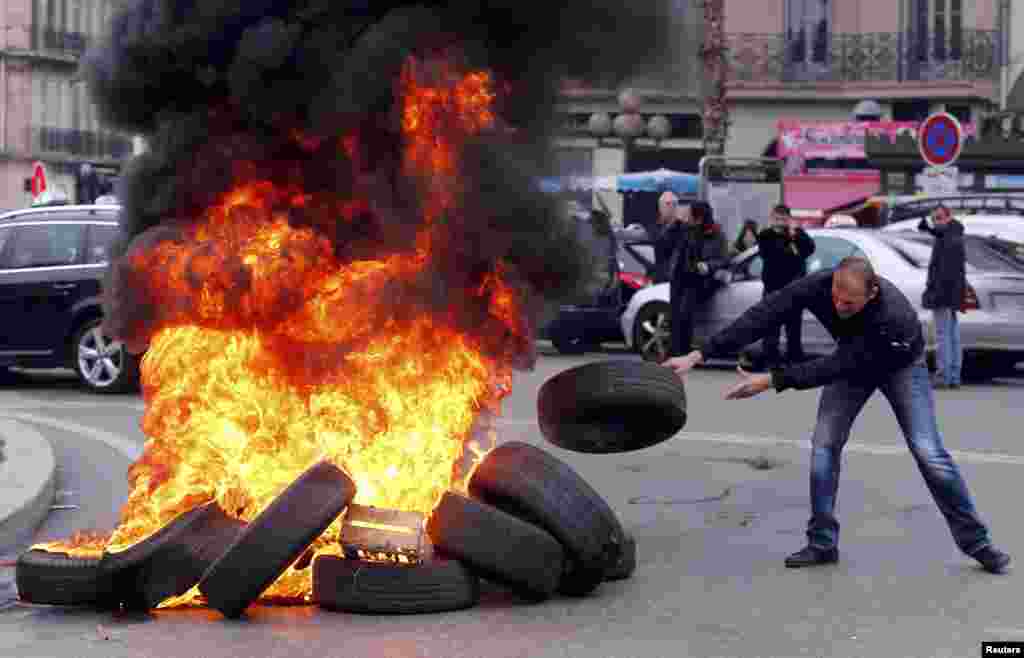 Французы уже не в первый раз выходят на улицы с протестами &ndash; такие забастовки регулярно проходят с лета 2015 года. Помимо французских водителей в акциях против Uber участвовали американские, итальянские, британские и венгерские таксисты