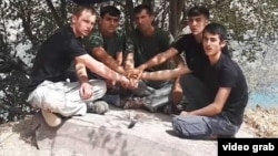 Фрагмент из пропагандистского ролика экстремистов: Хуссейн Абдусамадов (в центре) и другие предполагаемые участники нападения