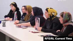 Родственницы пропавших в Дагестане молодых людей на пресс-конференции, октябрь 2016 года