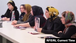 Родственницы пропавших в Дагестане молодых людей на пресс-конференции, октябрь 2016 года