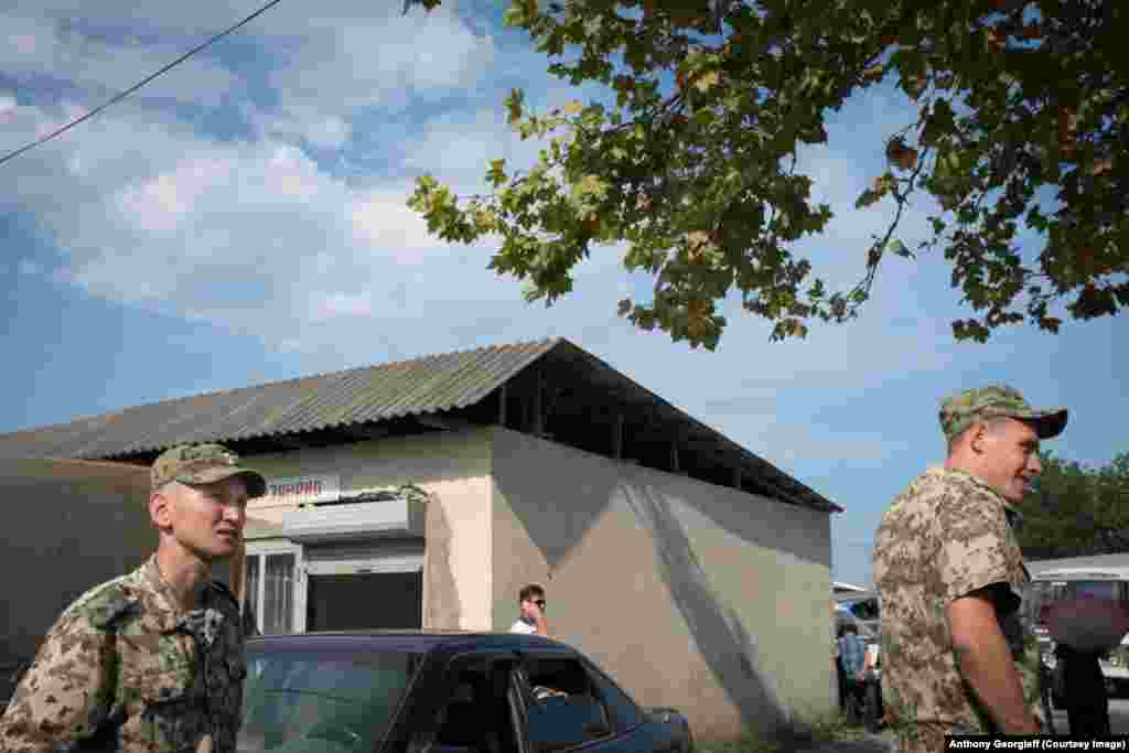 Бойцы сил безопасности у рынка в городе Гали на юге Абхазии. &nbsp; 