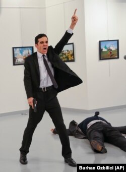 Мевлют Алтынташ в момент убийства российского посла Андрея Карлова
