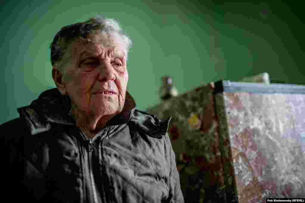 78-летняя Катерина Егоровна Мороз в своем поврежденном доме. Дебальцево.&nbsp;