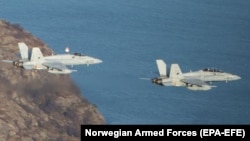 Истребители F-18, иллюстративное фото 