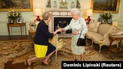 Королева Великобритании и премьер Тереза Мэй