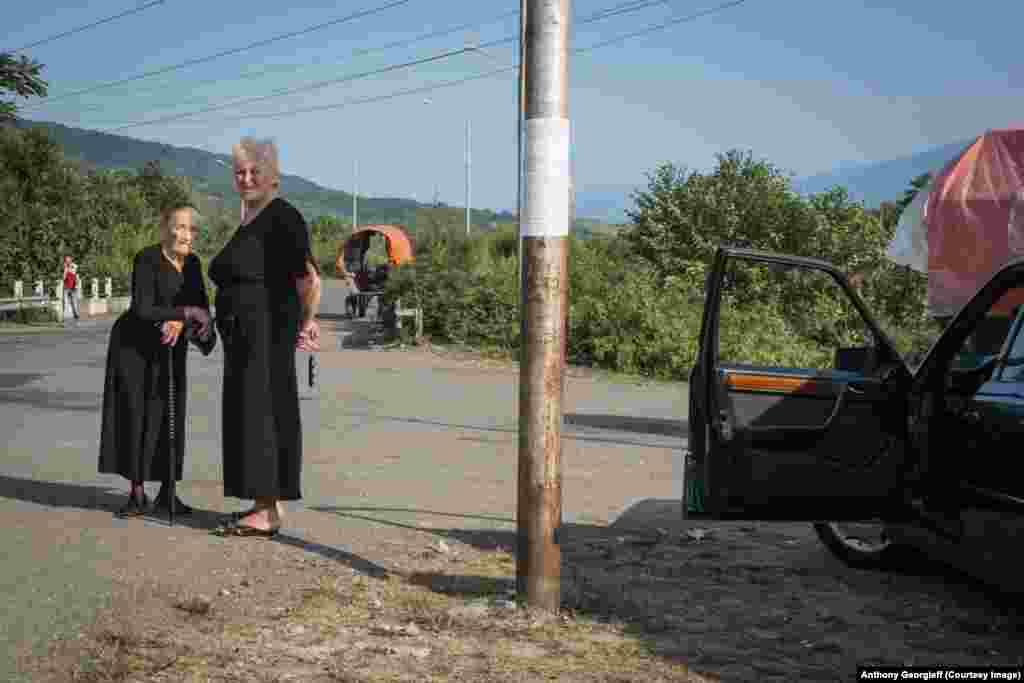Пожилые женщины ждут повозку, которая доставит их через мост на реке Ингури, отделяющей Абхазию от остальной Грузии. 15-минутная поездка стоит в пересчете около 40 центов. &nbsp; 