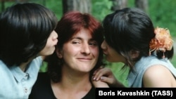 Разделенные близнецы Зита и Гита Резахановы со своей мамой в санатории "Кратово". Россия, Московская область, 5 августа 2004