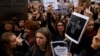 По всей Польше женщины в понедельник бастуют против нового закона об абортах 