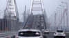 В опору Крымского моста врезался плавучий кран