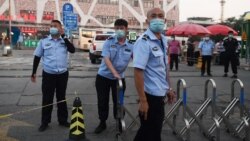 Полиция блокирует вход на рынок Синьфади в Пекине