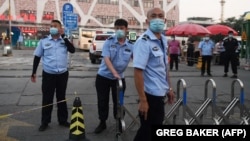 Полиция блокирует вход на рынок Синьфади в Пекине