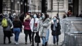 Туристы в Париже в медицинских масках, 28 февраля 2020 года. Фото: AFP