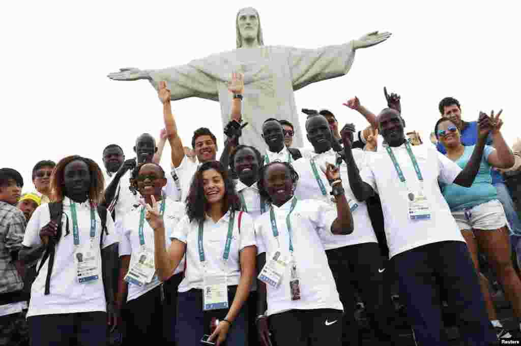 В этом году на Олимпиаде впервые в истории выступала сборная беженцев. Атлеты из Сирии, Южного Судана, Конго и Эфиопии выступали под белым олимпийским флагом