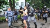 Полиция задерживает и бьет людей в Москве на акции "За честные выборы". Фото