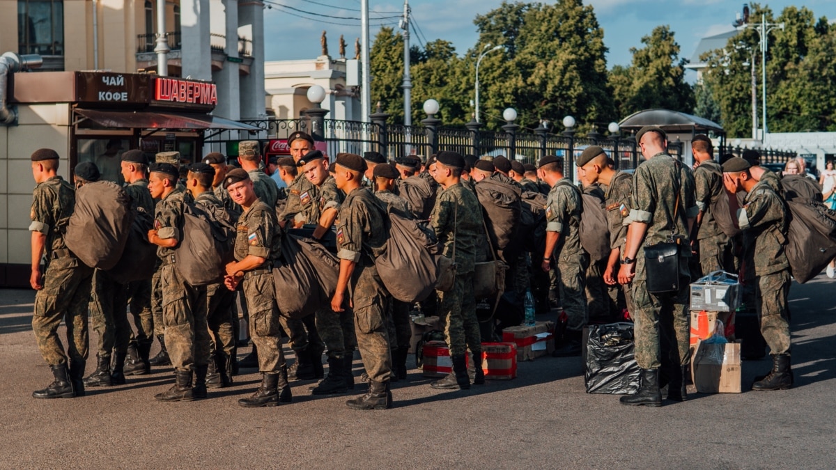 Даже охранника приставляли