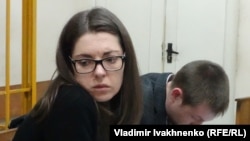 Подозреваемая в терроризме Анастасия Леонова и ее адвокат Игорь Губский в зале суда