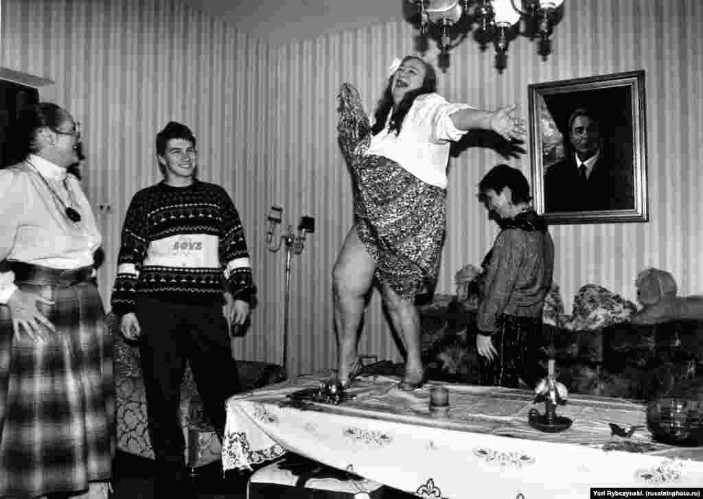 Дочь &quot;вождя СССР&quot; Леонида Брежнева Галина танцует на столе во время одного из праздников у себя дома, начало 1990-х