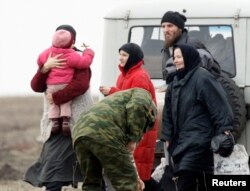 Затворницы и лидер группы Петр Кузнецов в селе Никольское Пензенской области, 2 апреля 2008 года. К этому времени под землей оставались 11 человек. Фото: Reuters