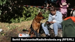 "Осколок упал прямо на кровать. Возле головы". Жители Киева рассказывают о последствиях российской атаки
