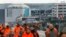 Люди покидают здание аэропорта в Брюсселе, где утром 22 марта 2016 произошли два взрыва 
