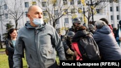 Человек в штатском, похожий на Шустова, который отдавал команды силовикам на митинге в Хабаровске