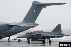 Истребитель Saab JAS-39C Gripen ВВС Швеции на взлетно-посадочной полосе авиабазы Лулеа-Каллакс в рамках развертывания расширенного передового присутствия НАТО для усиления региональной безопасности, 24 февраля 2025 года. Фото REUTERS