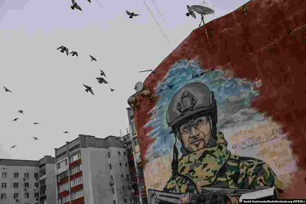 На Подоле в Киеве посвятили мурал погибшему герою и чемпиону Украины по хоккею Александру Хмилю. Александр присоединился к Силам обороны с первых дней полномасштабного вторжения. 12 мая 2023 года под Бахмутом он погиб