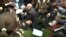 В Петербурге люди отбили у полиции участницу протеста против пенсионной реформы