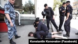 Момент задержания Константина Коновалова в центре Москвы, 27 июля 2019 года