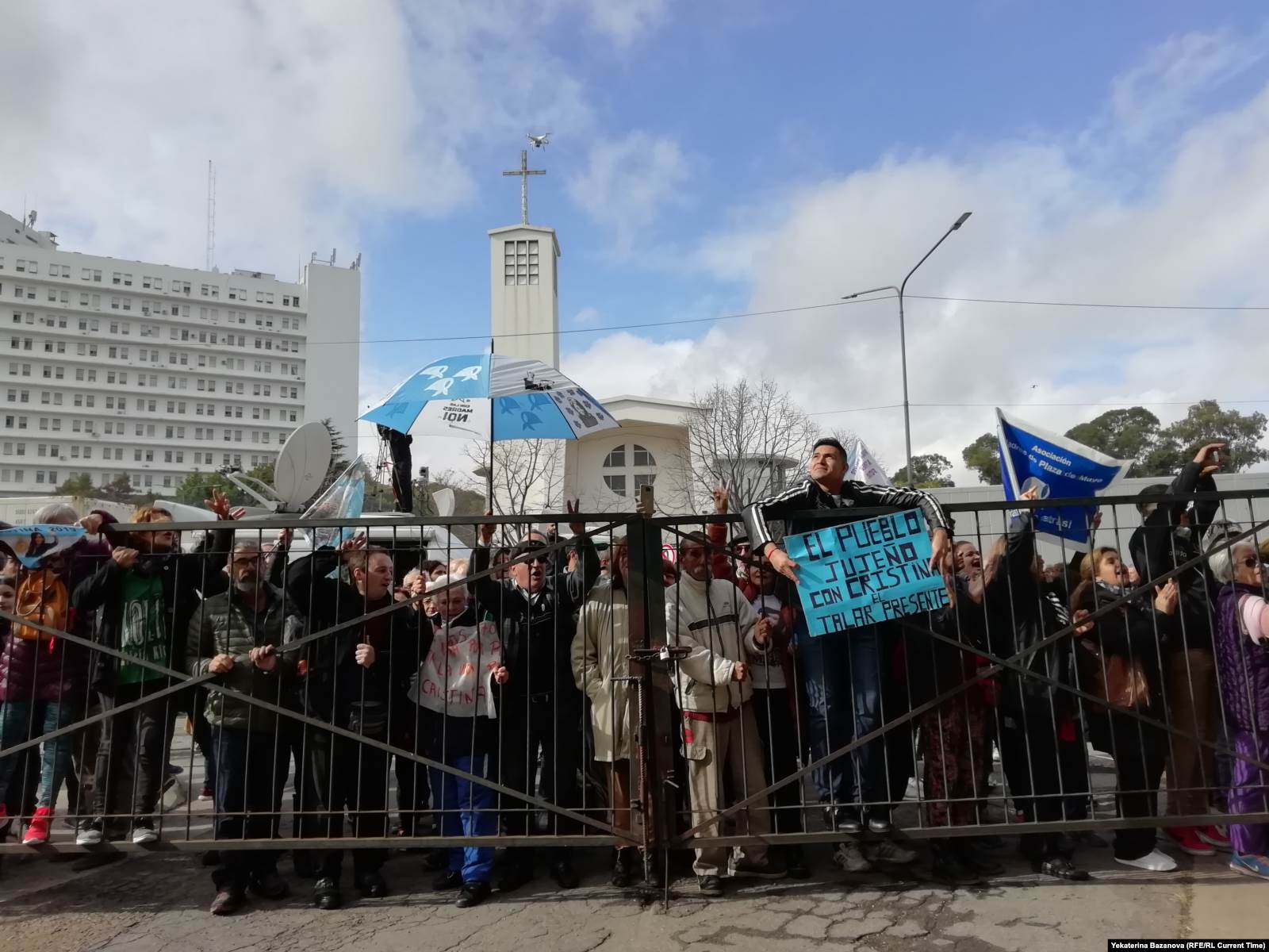 Сторонники Кристины Киршнер возле здания суда. Фото: Екатерина Базанова