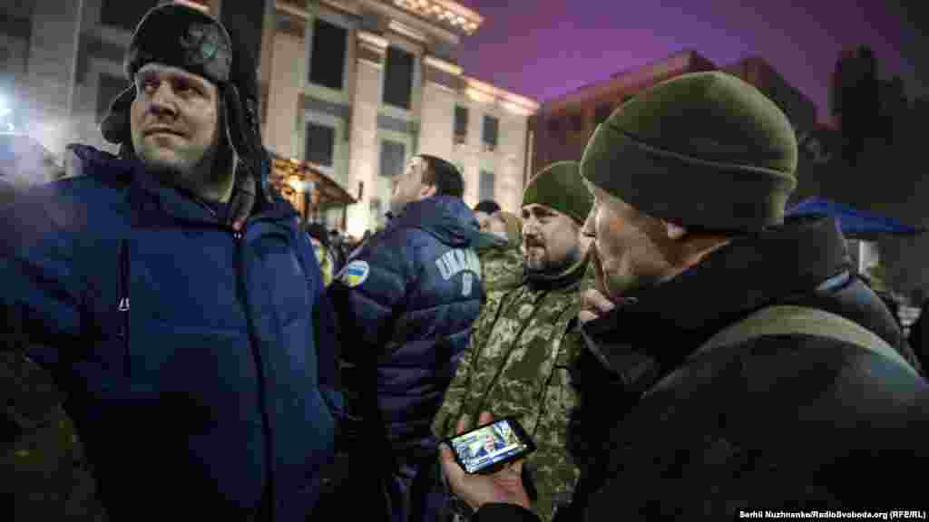 Ближе к вечеру 25 ноября активисты начали сходиться к зданию российского посольства в Киеве на стихийный протест