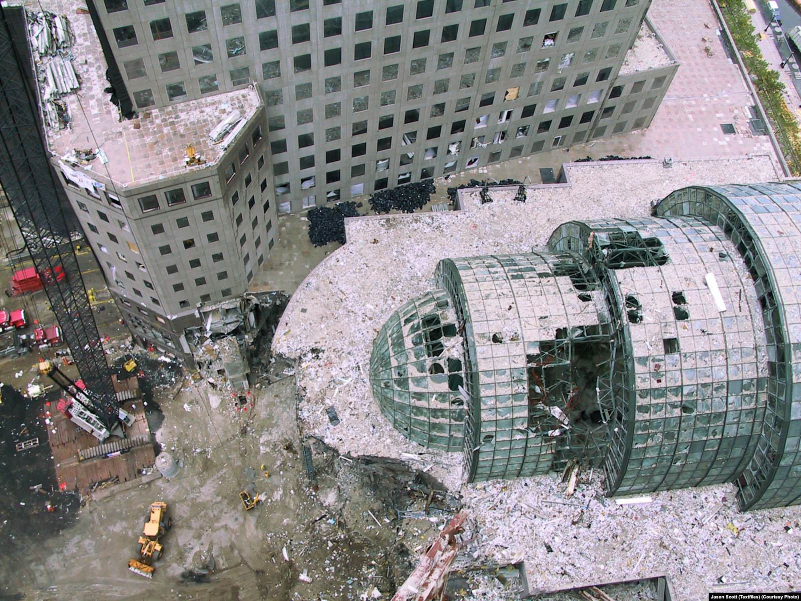 Что случилось в сентябре 2001 года. Башни Близнецы в Нью-Йорке 11 сентября. 2001 Год Нью Йорк трагедия. 11 Сентября 2001 башни Пентагон.