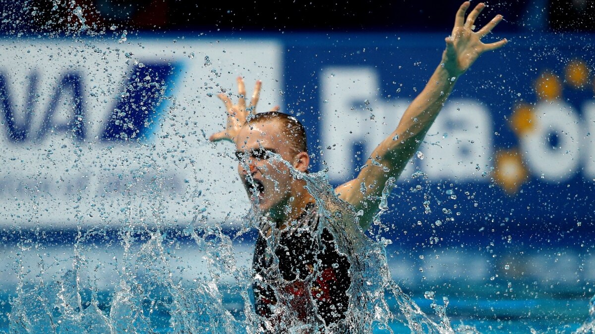 “В стразах нет ничего страшного”. Первый российский пловец-синхронист о мужчинах в “женских” видах спорта и разрушении стереотипов